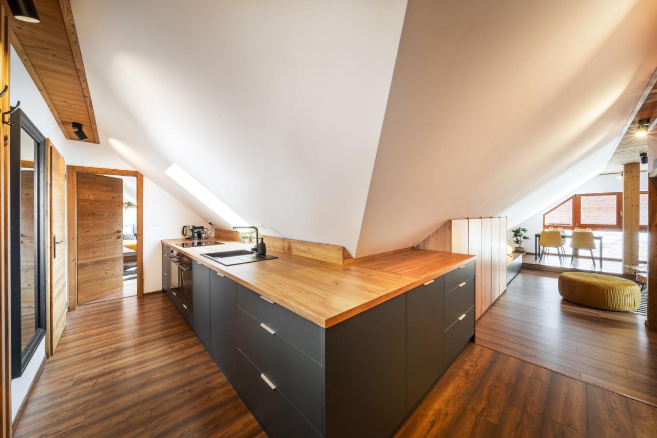Cozy Mountain Attic Apartment In High Tatras เวลคา ลอมนิตซา ภายนอก รูปภาพ